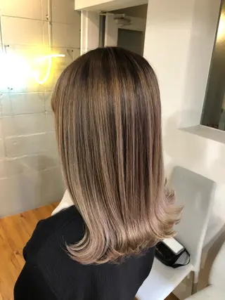 セミロング カラー ミルクティーカラー グレージュ　高山慧輔のヘアスタイル