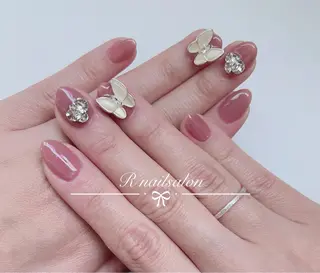ミディアム R NAILSALONのネイルデザイン