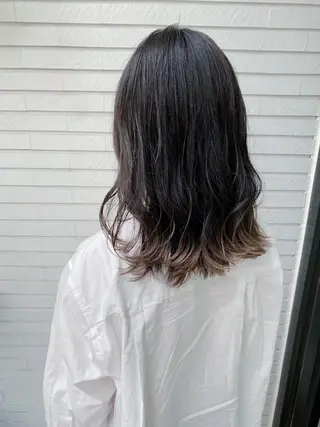 セミロング カラー ﾊｲﾄｰﾝ/ｶﾗｰ/ 用賀/稲若健太郎のヘアスタイル