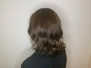 ミディアム カラー 小森 衣純のヘアスタイル