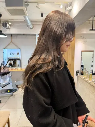 ロング カラー ミルクティー× グレージュMOMOのヘアスタイル