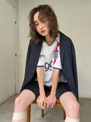 ミディアム レイヤーカット/ 透明感カラー レイのヘアスタイル