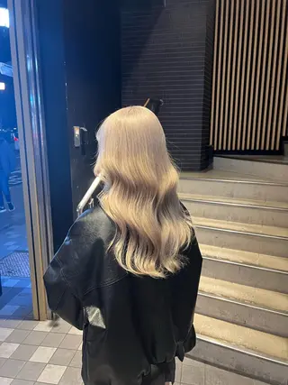 セミロング ハイトーンカラー 坂本 翼のヘアスタイル