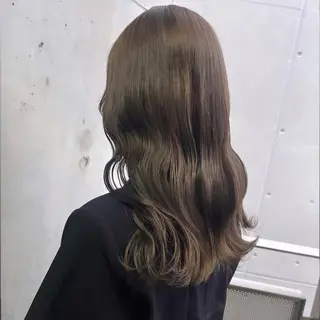 セミロング カラー カジュアルを女っぽく 𝗮𝘆𝗮𝗰𝗼のヘアスタイル