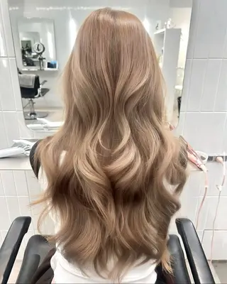 セミロング カラー 🫧ミルクティー ブリーチRIKU🫧のヘアスタイル