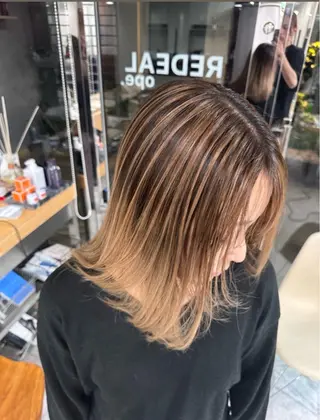 カラー がわ/レイヤー /中顔面短縮カットのヘアスタイル