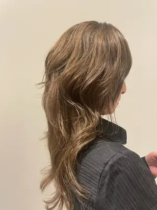 ロング カラー ウォーレントリコミ  ニューヨーク所属・西梅田直結🌹 若林梨音のヘアスタイル