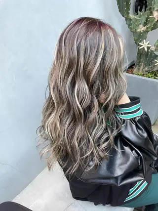 ロング 白いハイライト🤍 タナカリョウスケのヘアスタイル