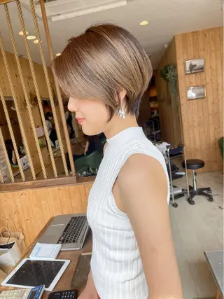 ショート 韓国レイヤー外国人風 透明感カラー髪質改善のヘアスタイル