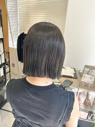 ショート カラー ぱつっとボブ/ 小野あかねのヘアスタイル