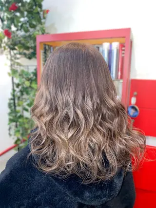 セミロング ゆぴ☾‪/推しカラー /ハイトーンのヘアスタイル