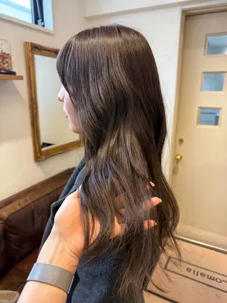 ロング カラー ミルクティー× グレージュMOMOのヘアスタイル