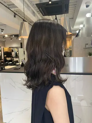 セミロング カラー パーマ ヘアアレンジ youres hair東新宿店所属・新宿⌇韓国風ヘア ⌇透明感カラーのヘアスタイル