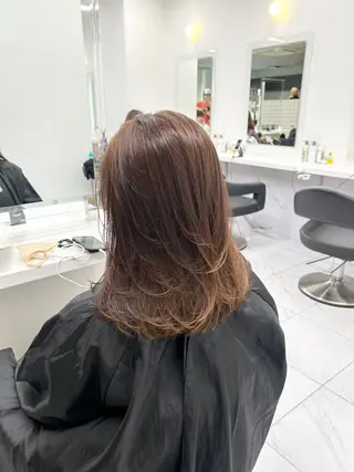 カラー ベージュ／ブラウン/ ナチュラルレイヤーのヘアスタイル