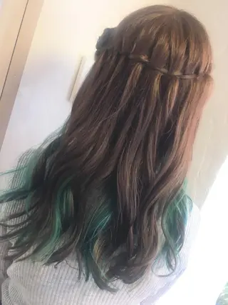 セミロング カラー パーマ ヘアアレンジ 推し活専用 【派手髪】飯野ゆかりのヘアスタイル