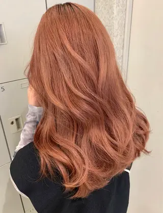 ロング 暖色カラー/ブリーチ なしカラー/艶カラーのヘアスタイル