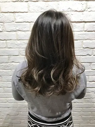 セミロング カラー UMEDA FIGAROのヘアスタイル
