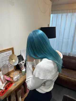 ロング カラー 梅田ハイトーン チダ ヒナノのヘアスタイル