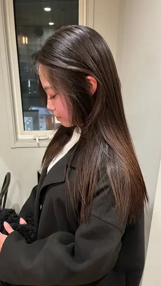 ロング YUI／レイヤー カット/透明感カラーのヘアスタイル