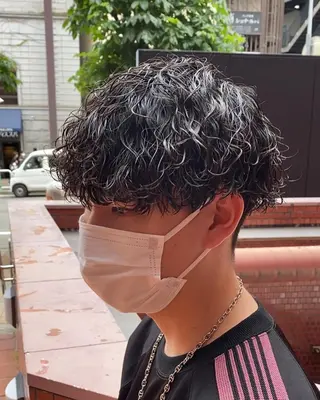 パーマ メンズ 三ノ宮フェザーパーマ 蕃本 啓利のヘアスタイル