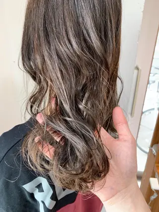 セミロング カラー パーマ 白髪ぼかしハイライト 柳川拓哉のヘアスタイル