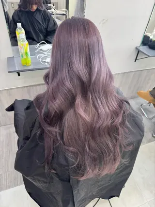 ロング 赤みなしオリーブ ハイトーン×レイヤーのヘアスタイル