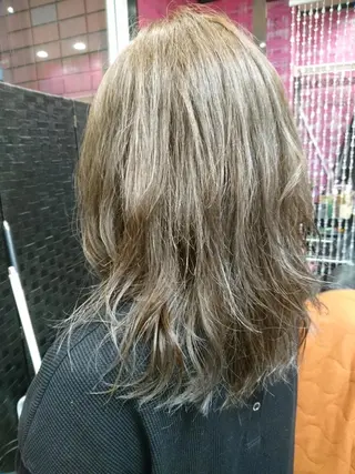 セミロング カラー 横山 千春のヘアスタイル