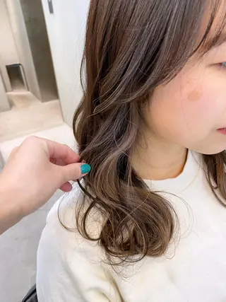 セミロング カラー 岡野 静華のヘアスタイル