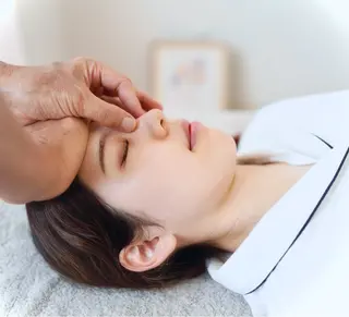 美容と健康の整体サロンＡｚｕｒｅ所属・秋丸 浩のエステ・リラクイメージ