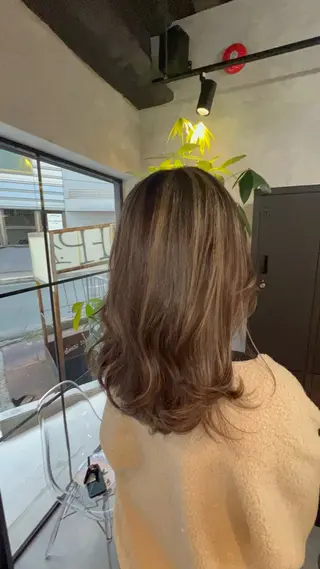 ミディアム motoトップカラー リスト/ブリーチカラのヘアスタイル