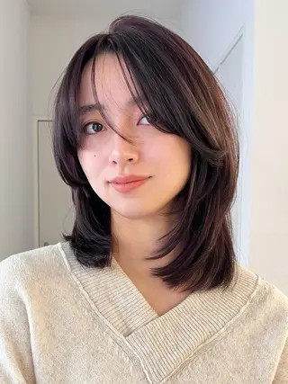 ミディアム カラー 阿久津真衣 似合わせカットのヘアスタイル