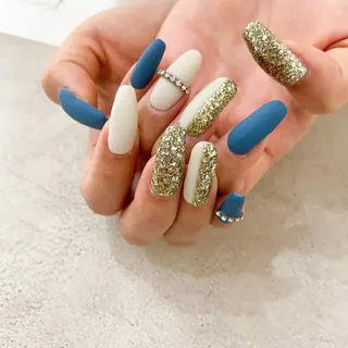 ネイル ゴテゴテ💙ワンホン リオナのネイルデザイン