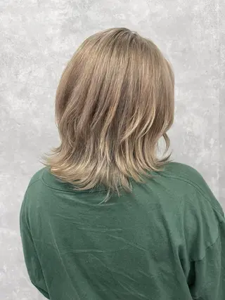 ミディアム カラー オフホワイトアンドなんば所属・福西 洋斗のヘアスタイル