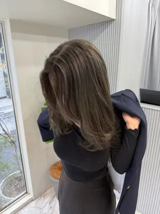 セミロング カラー ミルクティー× グレージュMOMOのヘアスタイル