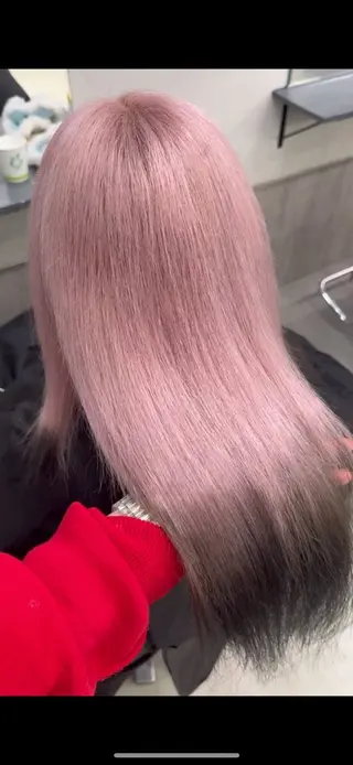 ロング 赤みなしオリーブ ハイトーン×レイヤーのヘアスタイル