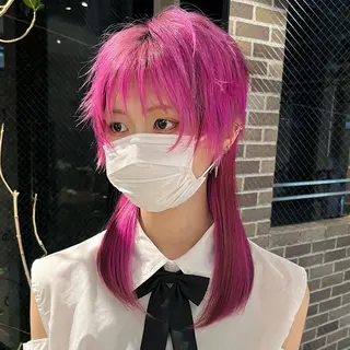 ミディアム ウルフとデザイン カラーの神のヘアスタイル