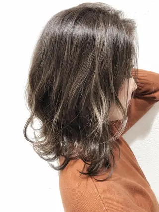 ミディアム カラー biscohair 髪にドラマを。のヘアスタイル