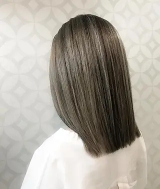 ミディアム カラー オフホワイトアンドなんば所属・福西 洋斗のヘアスタイル