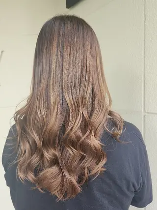 カラー ロング 安達まい/ インナーカラー◎のヘアスタイル