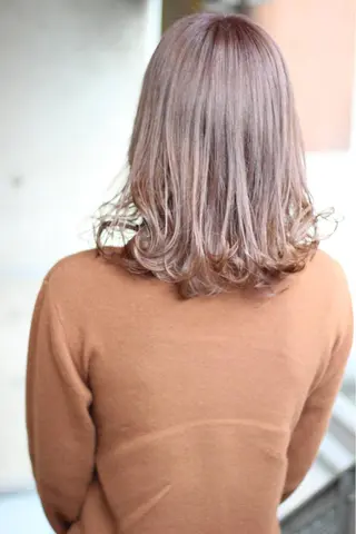 セミロング カラー パーマ 成松 勇治のヘアスタイル