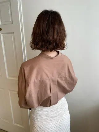 ミディアム パーマ MIOベージュカラー 柔らかいカラーのヘアスタイル