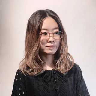 ミディアム カラー ヤノ ナオミのヘアスタイル