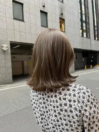 ミディアム こまつばらみお/レイ ヤー/ダブルカラーのヘアスタイル