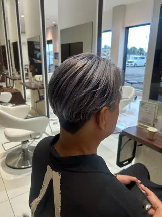 ミディアム カラー 海外カラー白髪ぼかし ティファニーサユリのヘアスタイル