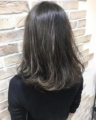 セミロング カラー 髪質改善ストレー ト指名NO.1林駿希のヘアスタイル