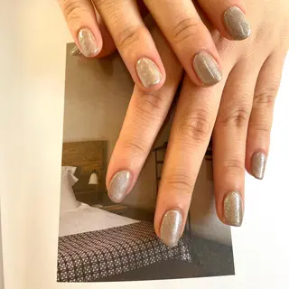 ネイル anyora nail salon所属・大人ワンホン キラキラ／Ayanoのネイルデザイン