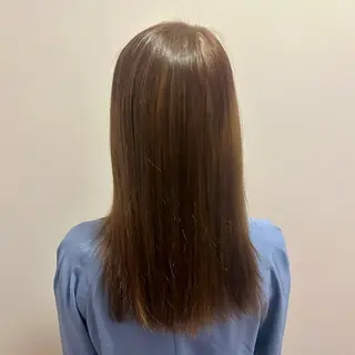 セミロング カラー 岡本 妃麗のヘアスタイル