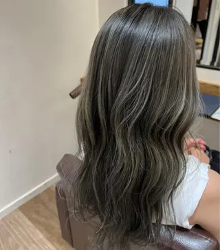 カラー 栗林 茉那のヘアスタイル