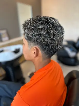 ミディアム カラー パーマ メンズ THEBARBER TEN所属・伊禮 海凪のヘアスタイル