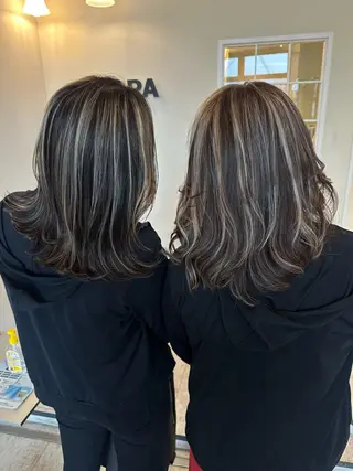 ミディアム 白髪ぼかしハイライト めさきすずなのヘアスタイル